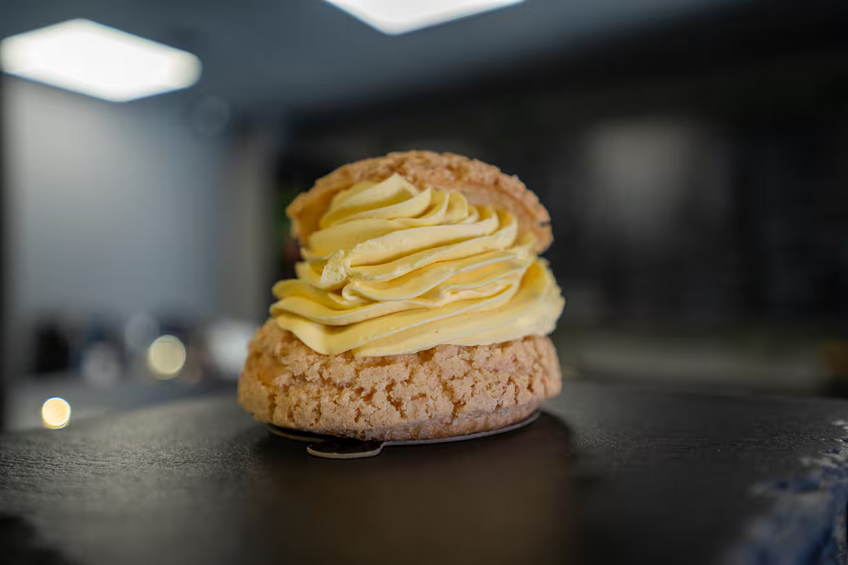 Choux cu mango și inserție de fructe exotice