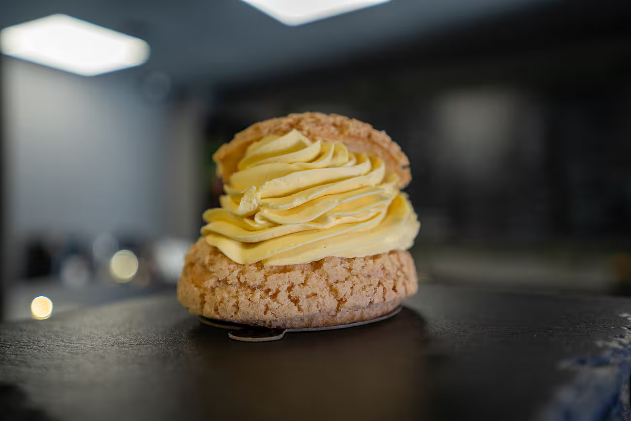 Choux cu mango și inserție de fructe exotice